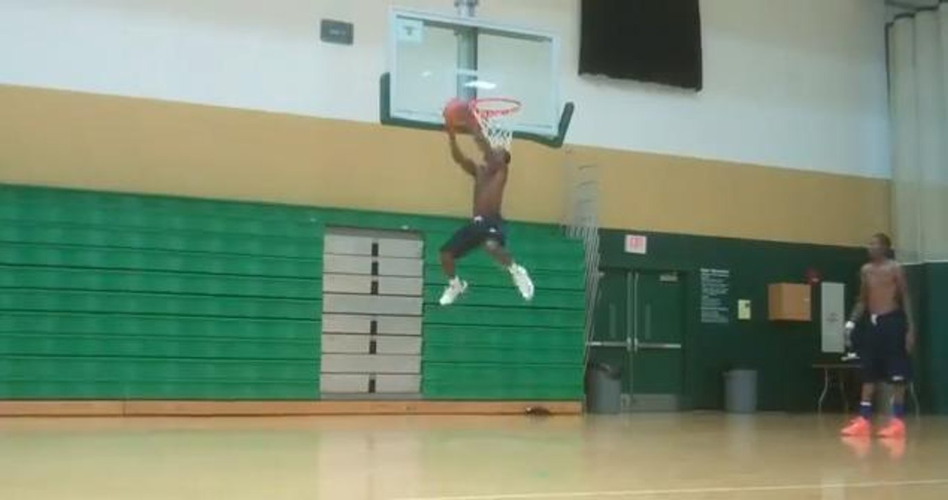 Basket : Il mesure 1m65 et fait des dunks incroyables !
