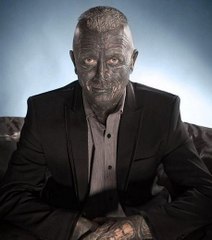 Tatoué de la tête aux pieds, il veut devenir président de la République Tchèque