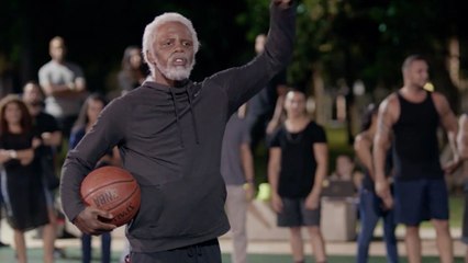 Kyrie Irving se déguise en vieillard et défie une autre star NBA sur un terrain de basket
