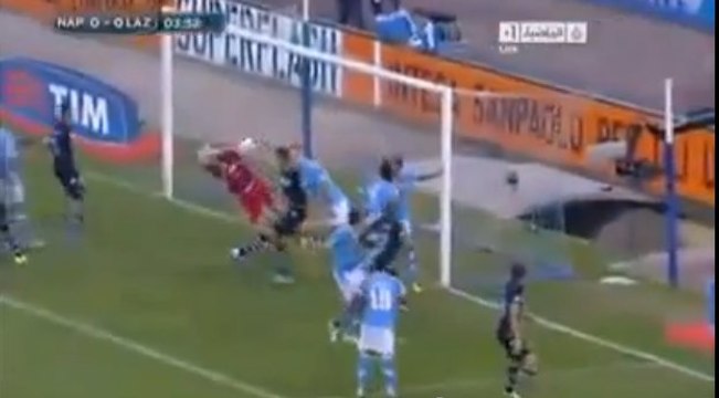 Football: Klose marque un but de la main... et demande à l'arbitre de l'annuler