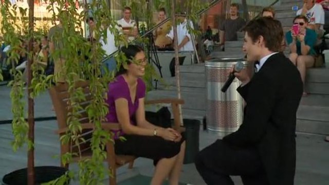 Il organise une flash mob pour faire sa demande en mariage