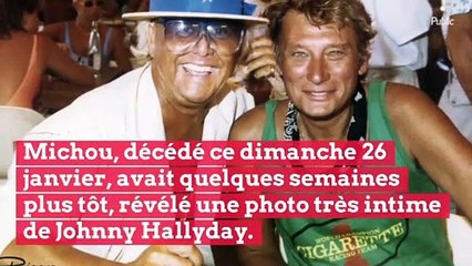 Johnny Hallyday embrasse un homme à pleine bouche : la photo secrète qui refait surface !