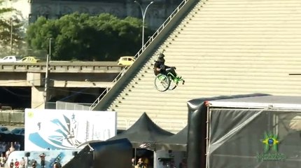 Il parcourt une distance de 15 mètres dans le vide en fauteuil roulant!