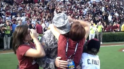 Regardez ce soldat américain retrouver sa famille dans un stade de 85 000 spectateurs