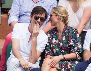 Alain-Fabien Delon super complice avec une bombe à Roland-Garros... oubliée Capucine !