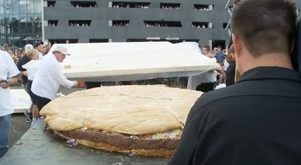 Découvrez le plus gros hamburger du monde!