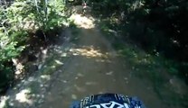 Regardez cet enfant de 4 ans faire une descente impressionnante en VTT