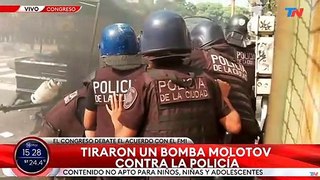Se prendió fuego un Policía: le tiraron una bomba molotov en el Congreso