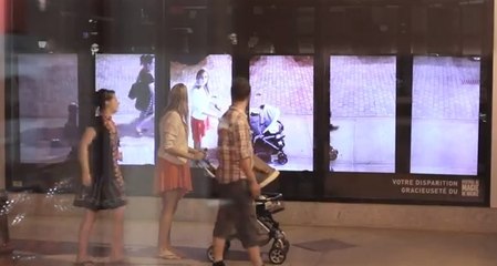 Ils passent devant cette vitrine et disparaissent !