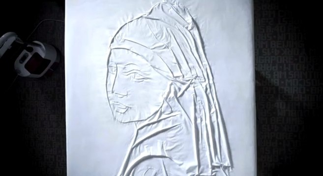 Il réalise des répliques d'oeuvres d'art... en repassant