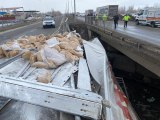 İki köprü arasına düşen tırın şoförü ölümden döndü