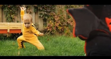 Ce bébé se transforme en Bruce Lee pour vaincre un dragon