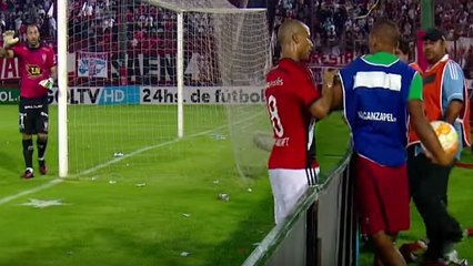 Un joueur pète un câble contre un ramasseur de balle