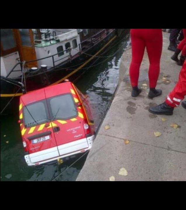 Un camion de pompiers tombe dans la Seine à Paris
