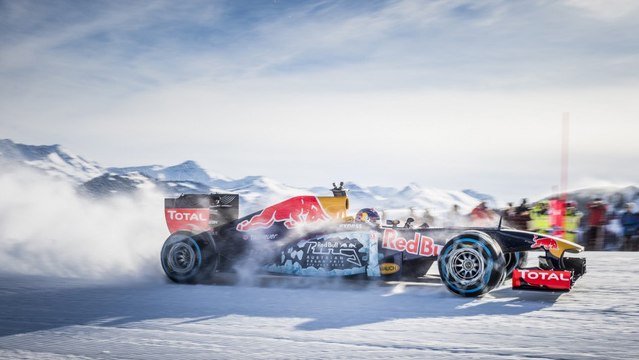 Formule 1 : Max Verstappen pilote sa Red Bull sur la neige