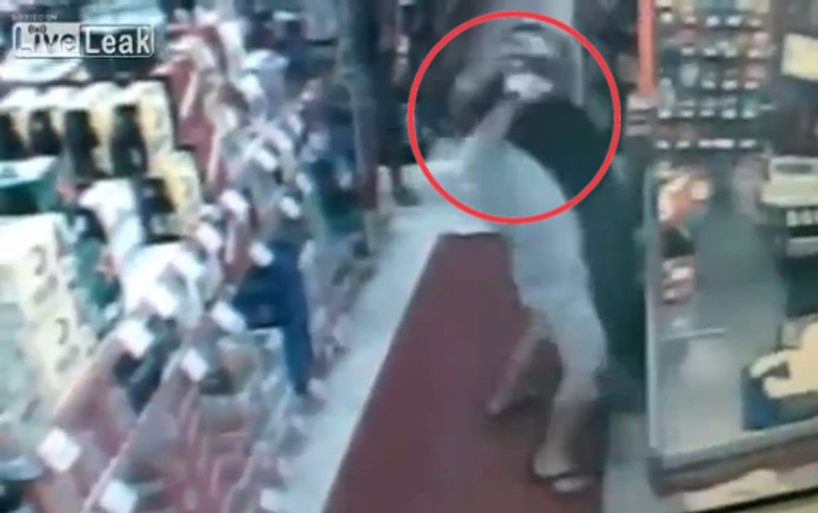 Un ceinture noire de Jiu-jitsu brésilien explose un braqueur