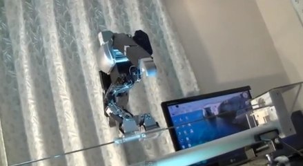 Regardez ce robot marcher sur un fil comme un funambule