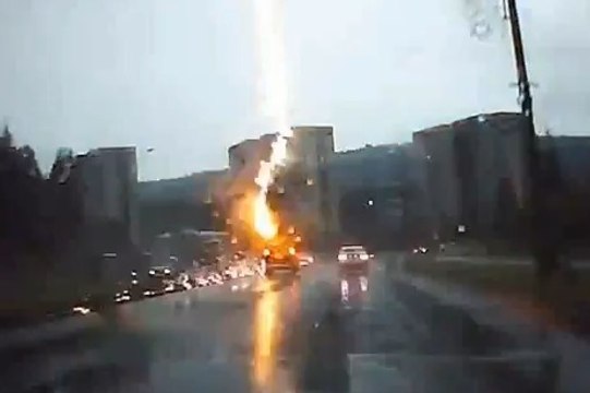 Russie : Une voiture a été foudroyée sur une autoroute