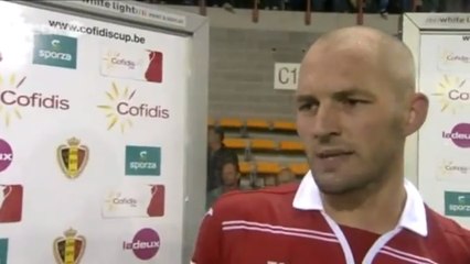 Regardez ce joueur mettre un coup de pression à un journaliste