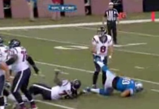 Il tombe en donnant un coup de pied bien placé à son adversaire