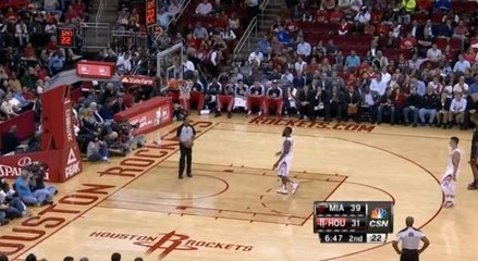 NBA : Après avoir marqué, James Harden tape dans les mains de partenaires... imaginaires