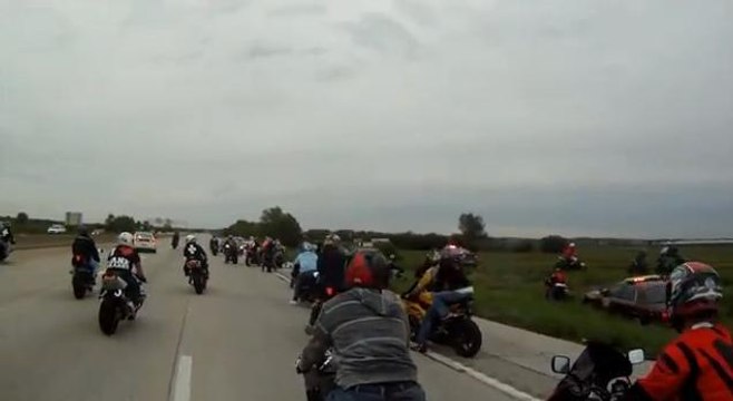 Ces policiers américains foncent sur des motards pour les arrêter