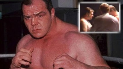Un boxeur a la mauvaise idée de donner un coup de tête à Lenny McLean, un combattant complètement fou