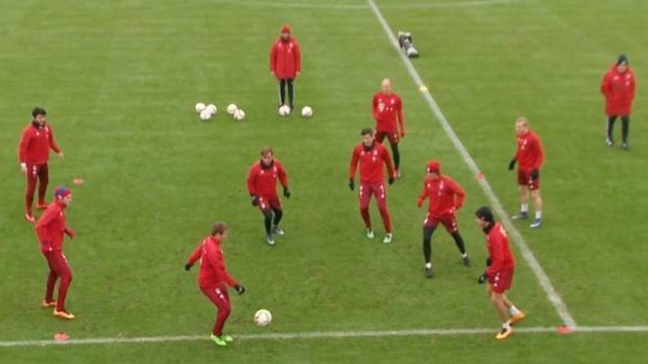 Les joueurs du Bayern Munich effectuent un toro de folie à l'entraînement