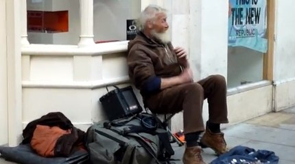 Avec deux cuillères, cet homme est capable de choses incroyables