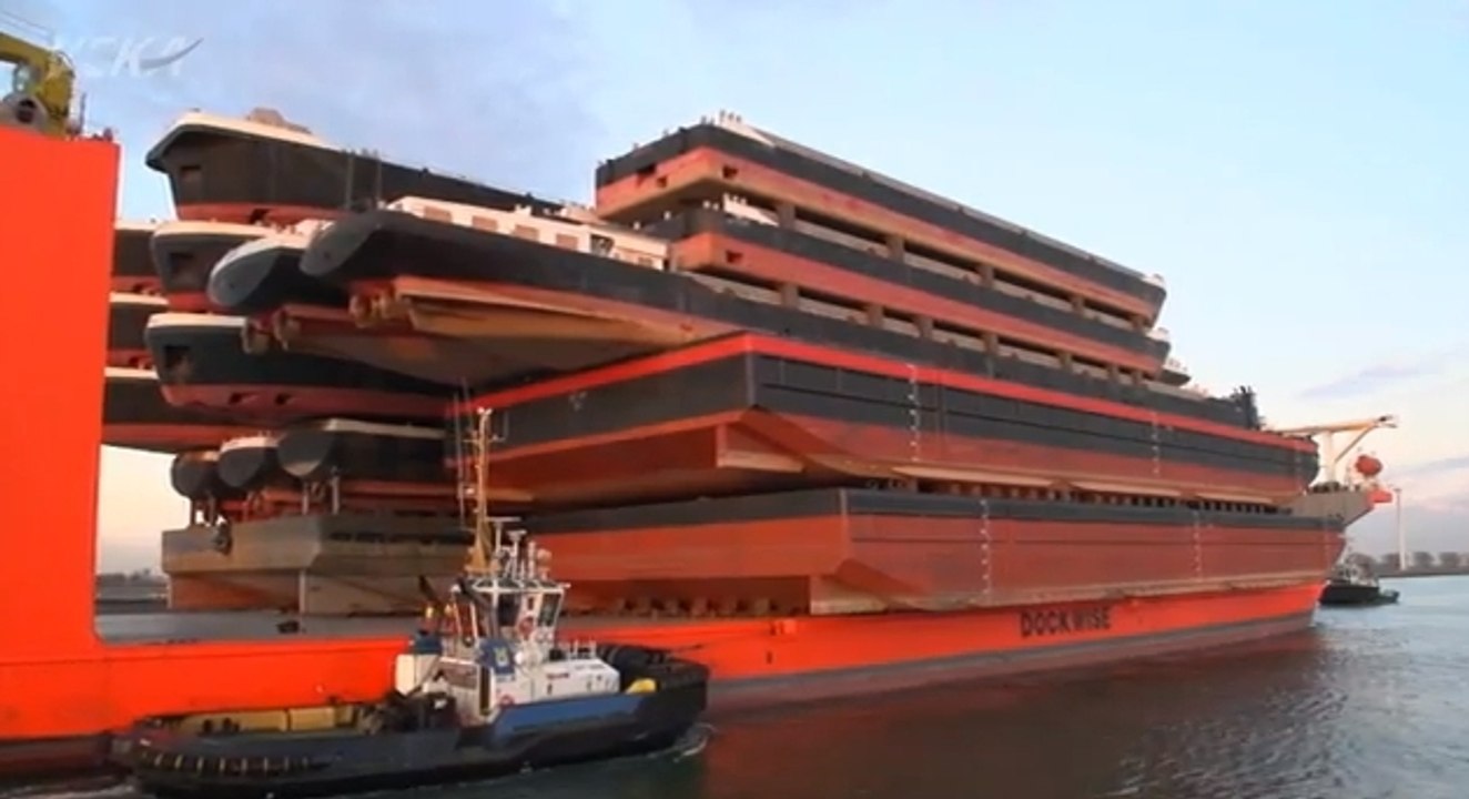 Ce gros bateau transporte à son bord d'autres énormes navires