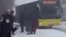 Üsküdar'da içinde yolcuların olduğu İETT otobüsü elektrik panosuna çarptı