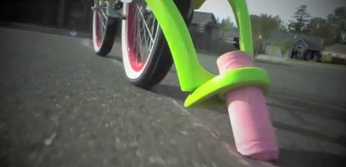 Ils dessinent à la craie en utilisant leurs vélos !