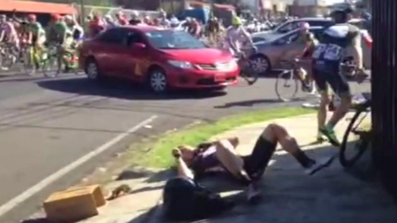 Cyclisme : Un taxi provoque un crash hallucinant au Tour du Costa Rica