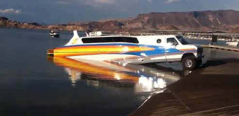 Cette voiture-remorque cache en réalité un bateau !