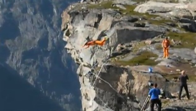 Regardez Richard Henriksen frôler la mort en Base Jump