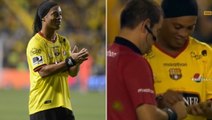 Ronaldinho régale lors d'un match de charité, et même l'arbitre est fan