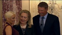 Vidéo Christina Aguilera : ses seins attirent le regard de Hillary Clinton