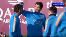 Lionel Messi et Luis Suarez se moquent de Neymar à l'entraînement