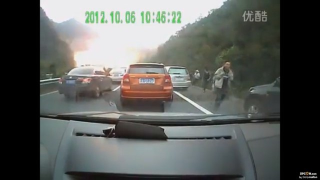 Regardez un camion-citerne rempli de gaz exploser sur une autoroute en Chine