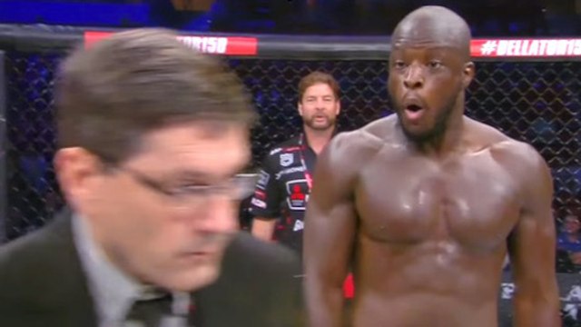 MMA : un combattant un peu trop surexcité frappe un arbitre