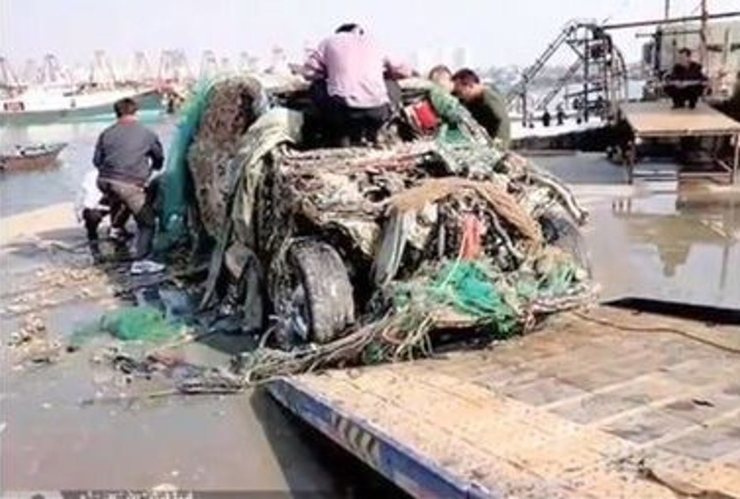 Des pêcheurs chinois ont ramené un Porsche Cayenne dans leurs filets !