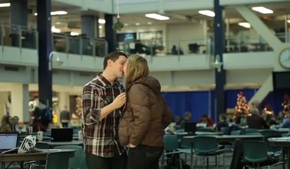 Ils embrassent des inconnus sous une branche de gui !