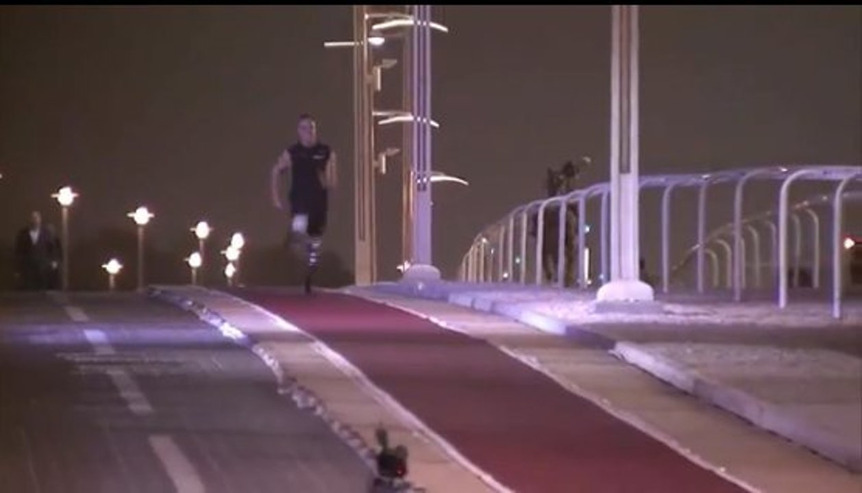 L'athlète handicapé Oscar Pistorius bat un cheval à la course