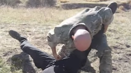 Muay Thai : un militaire dévoile la technique ultime pour contrer un puissant coup de pied