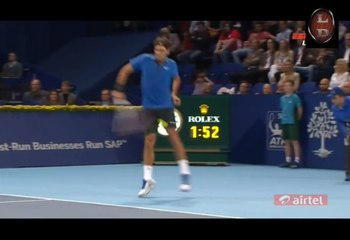 Regardez Roger Federer se prendre une balle de tennis dans l'entrejambe