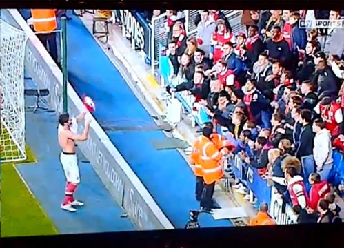 Vidéo Arsenal - Reading : Giroud et Coquelin donnent leurs maillots aux supporteurs alors que le match n'est pas fini