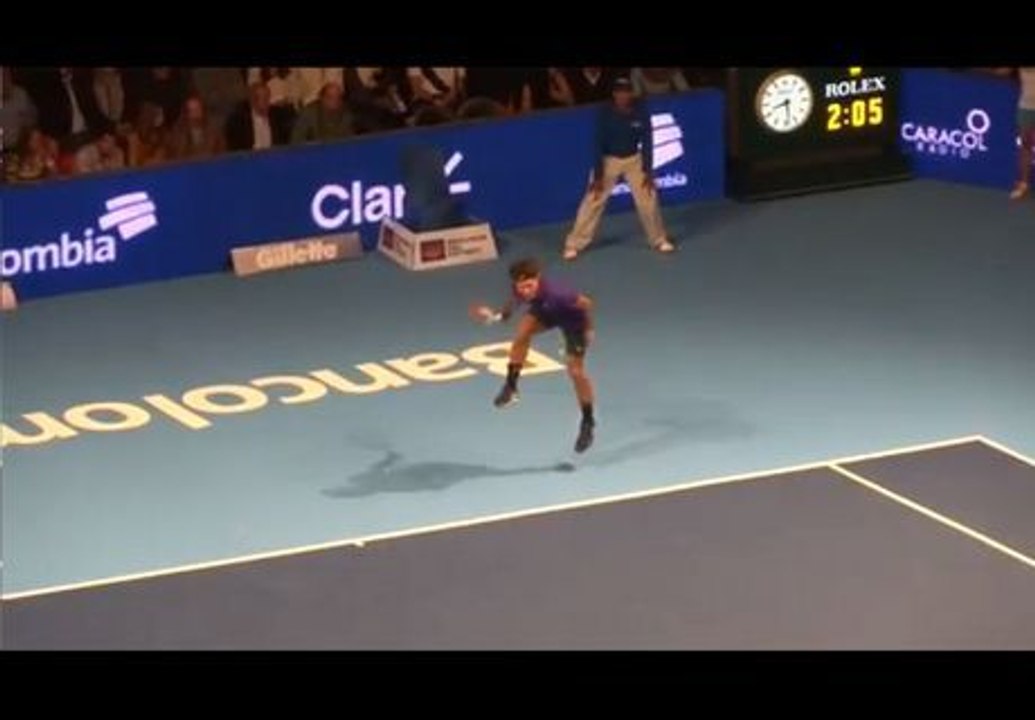 Jo-Wilfried Tsonga envoie un service dans l'entrejambe de Roger Federer