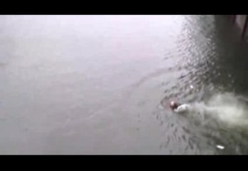 Boston : Un policier plonge dans l'eau glacée pour sauver une femme de la noyade