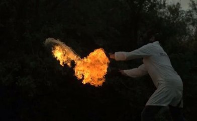 Ils transforment le feu en oeuvre d'art dans ce slow motion impressionnant