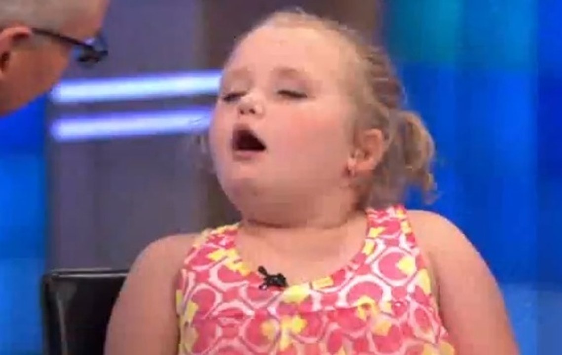Cette enfant fait semblant de dormir en pleine émission de télé